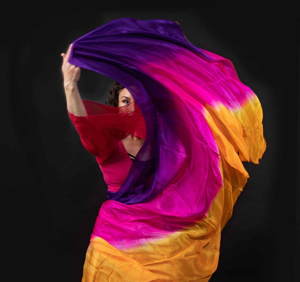 Buikdanseres Cynthia Dorrestijn poseert met sluier.